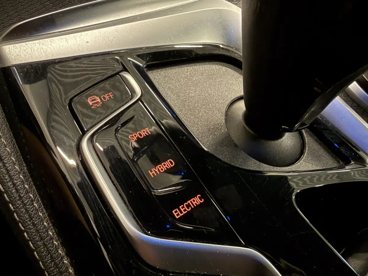 530e xDrive M-Sport BERNINAGRAU/PANO/HEAD-UP/H&K/LEER-SPORT/SOH 90%/MEMORY/ACC/SFEER/LED/DONKERE-HEMEL/19" M-SPORT/SHADOW-LINE/VOLLEDIG BMW DEALER HISTORIE