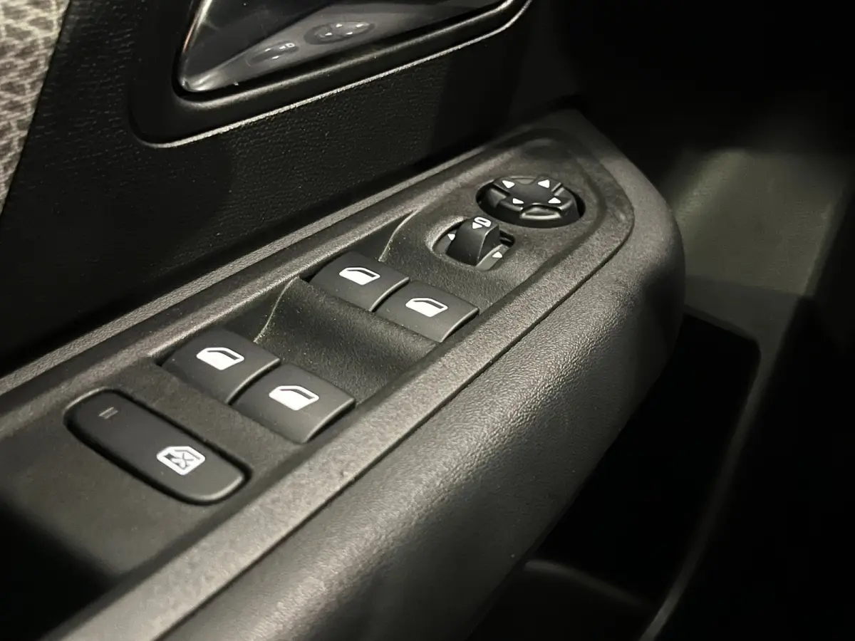 1.2 Hybrid 136 Plus Camera | Navigatie | Carplay | Digitaal Dashboard | 18" Lichtmetaal | Cruise | Climate Control | LED | Achteruitrijcamera | Apple Carplay/Android Auto|telefoonintegratie 