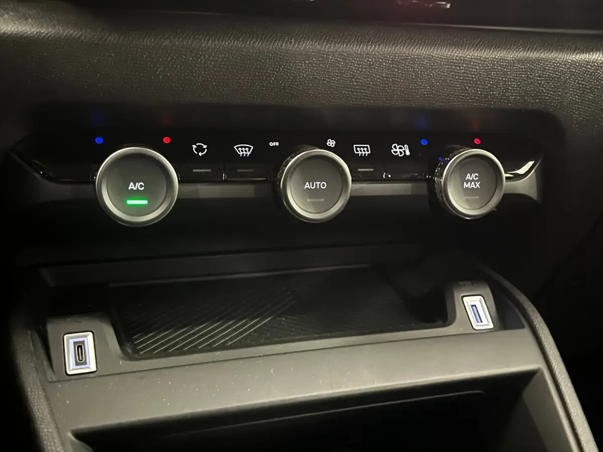 1.2 Hybrid 136 Plus Camera | Navigatie | Carplay | Digitaal Dashboard | 18" Lichtmetaal | Cruise | Climate Control | LED | Achteruitrijcamera | Apple Carplay/Android Auto|telefoonintegratie 