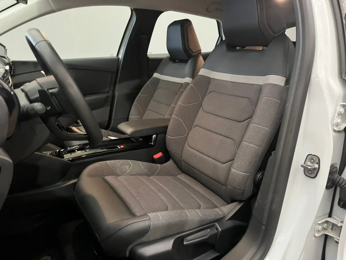 1.2 Hybrid 136 Plus Camera | Navigatie | Carplay | Digitaal Dashboard | 18" Lichtmetaal | Cruise | Climate Control | LED | Achteruitrijcamera | Apple Carplay/Android Auto|telefoonintegratie 