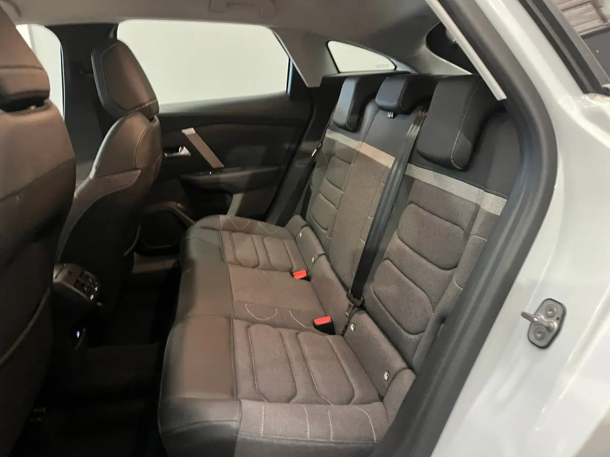 1.2 Hybrid 136 Plus Camera | Navigatie | Carplay | Digitaal Dashboard | 18" Lichtmetaal | Cruise | Climate Control | LED | Achteruitrijcamera | Apple Carplay/Android Auto|telefoonintegratie 