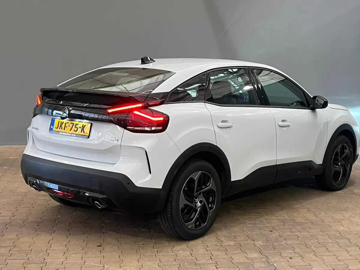 1.2 Hybrid 136 Plus Camera | Navigatie | Carplay | Digitaal Dashboard | 18" Lichtmetaal | Cruise | Climate Control | LED | Achteruitrijcamera | Apple Carplay/Android Auto|telefoonintegratie 