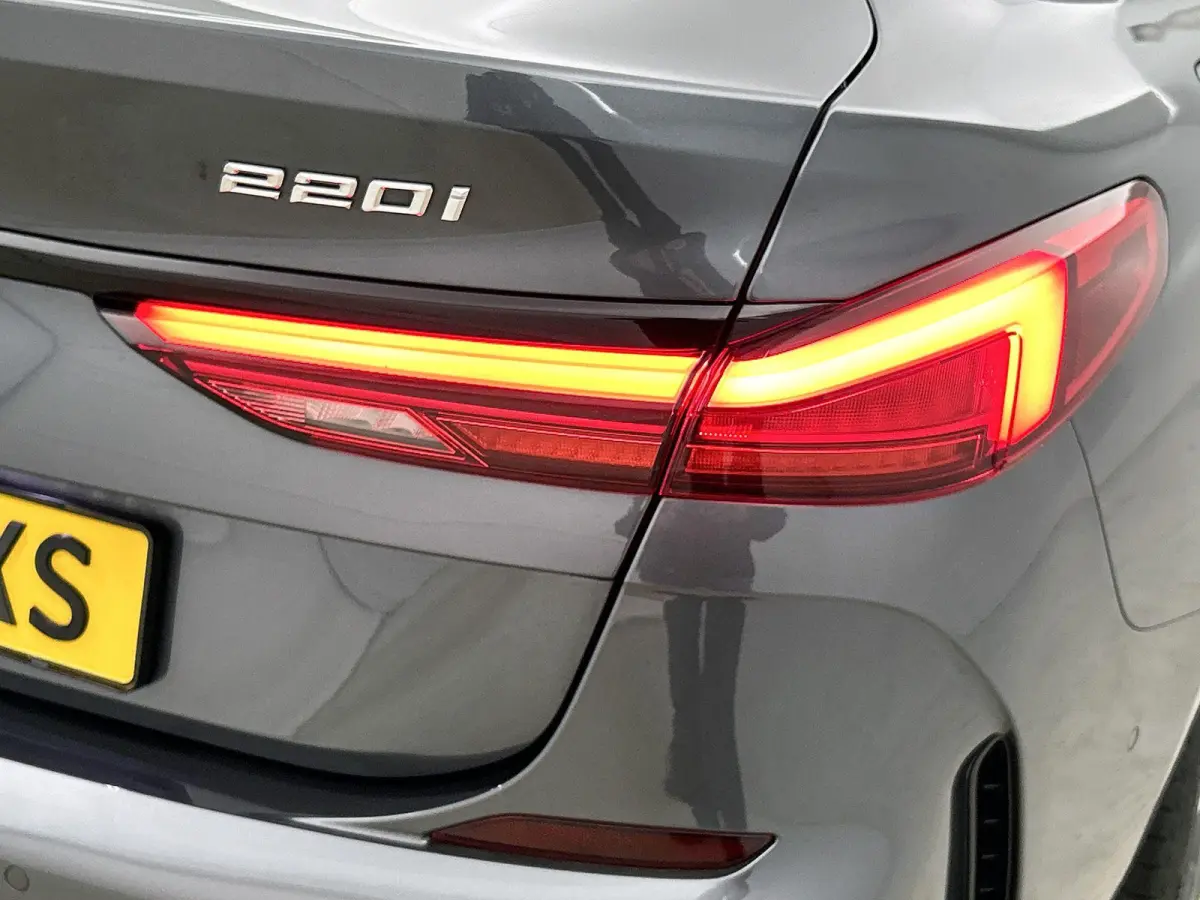 220i High Executive M-Sport | Automaat | LMV | Virtual cockpit | Half Leder | Navigatie | Sfeer verlichting| Parkeer sensoren | Apple carplay | Climate control | DAB | Cruise control