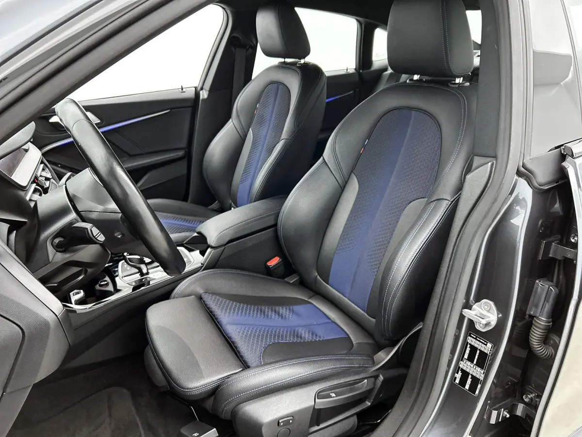 220i High Executive M-Sport | Automaat | LMV | Virtual cockpit | Half Leder | Navigatie | Sfeer verlichting| Parkeer sensoren | Apple carplay | Climate control | DAB | Cruise control
