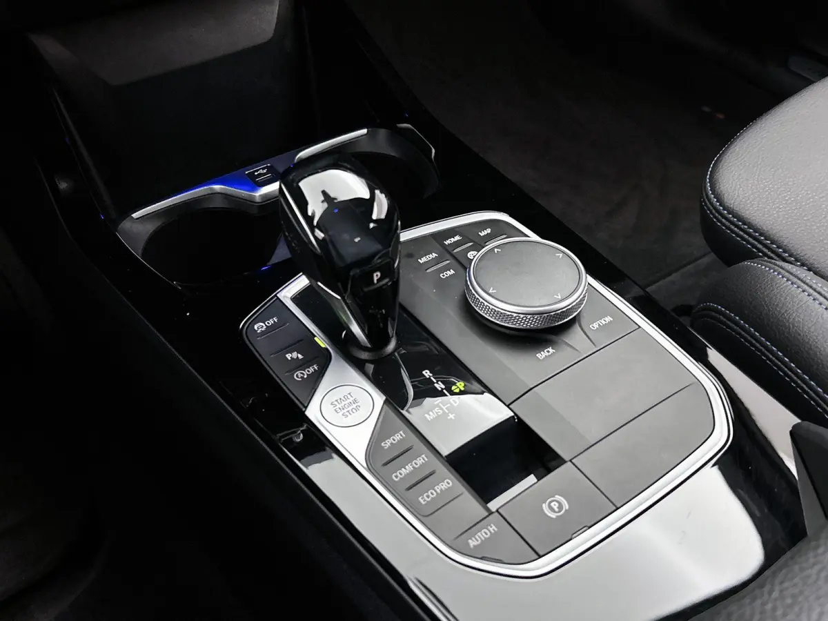 220i High Executive M-Sport | Automaat | LMV | Virtual cockpit | Half Leder | Navigatie | Sfeer verlichting| Parkeer sensoren | Apple carplay | Climate control | DAB | Cruise control