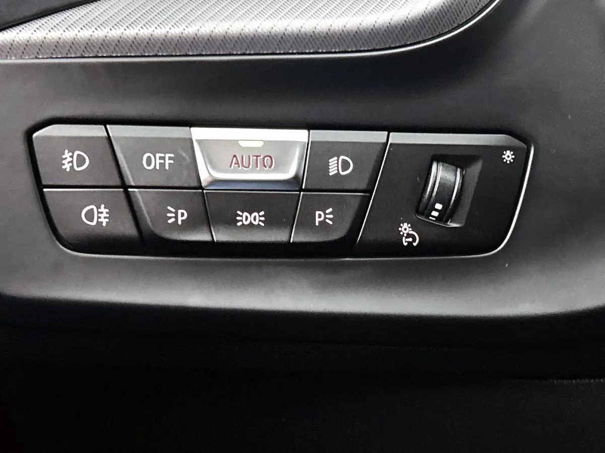 220i High Executive M-Sport | Automaat | LMV | Virtual cockpit | Half Leder | Navigatie | Sfeer verlichting| Parkeer sensoren | Apple carplay | Climate control | DAB | Cruise control