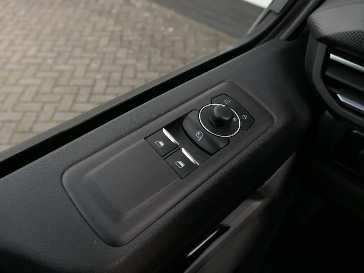 300 2.0 TDCI L1H1 Limited | Apple-/Android Carplay | Stoelverwarming | Dodehoek detectie | ACC | BearLock | Climate control | 3 zits | Groot navigatiescherm | Lichtmetalen velgen