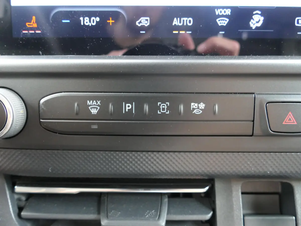 300 2.0 TDCI L1H1 Limited | Apple-/Android Carplay | Stoelverwarming | Dodehoek detectie | ACC | BearLock | Climate control | 3 zits | Groot navigatiescherm | Lichtmetalen velgen