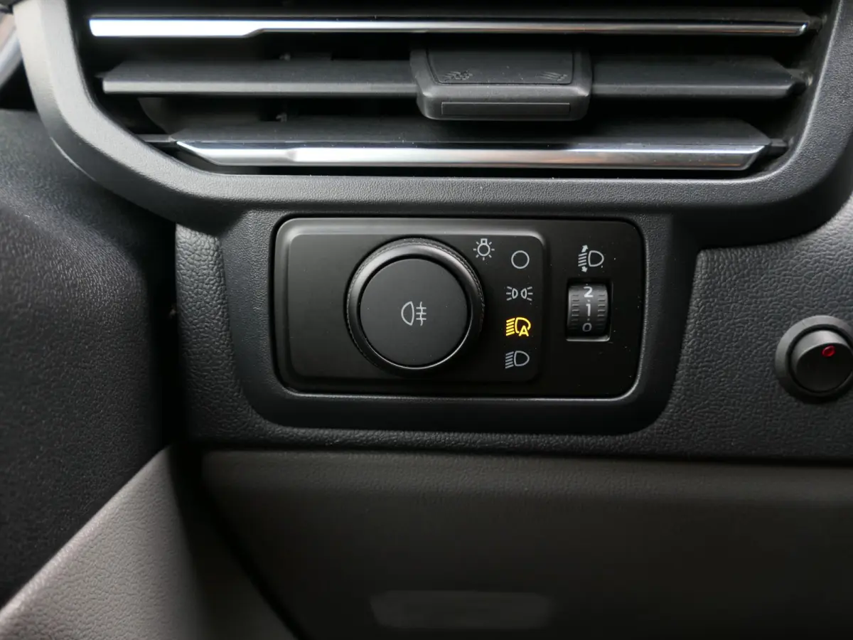 300 2.0 TDCI L1H1 Limited | Apple-/Android Carplay | Stoelverwarming | Dodehoek detectie | ACC | BearLock | Climate control | 3 zits | Groot navigatiescherm | Lichtmetalen velgen