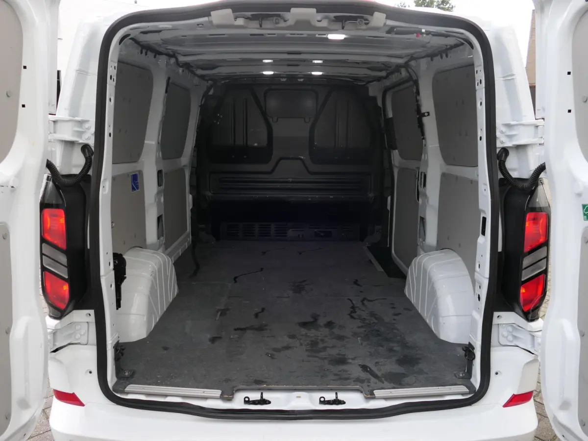 300 2.0 TDCI L1H1 Limited | Apple-/Android Carplay | Stoelverwarming | Dodehoek detectie | ACC | BearLock | Climate control | 3 zits | Groot navigatiescherm | Lichtmetalen velgen