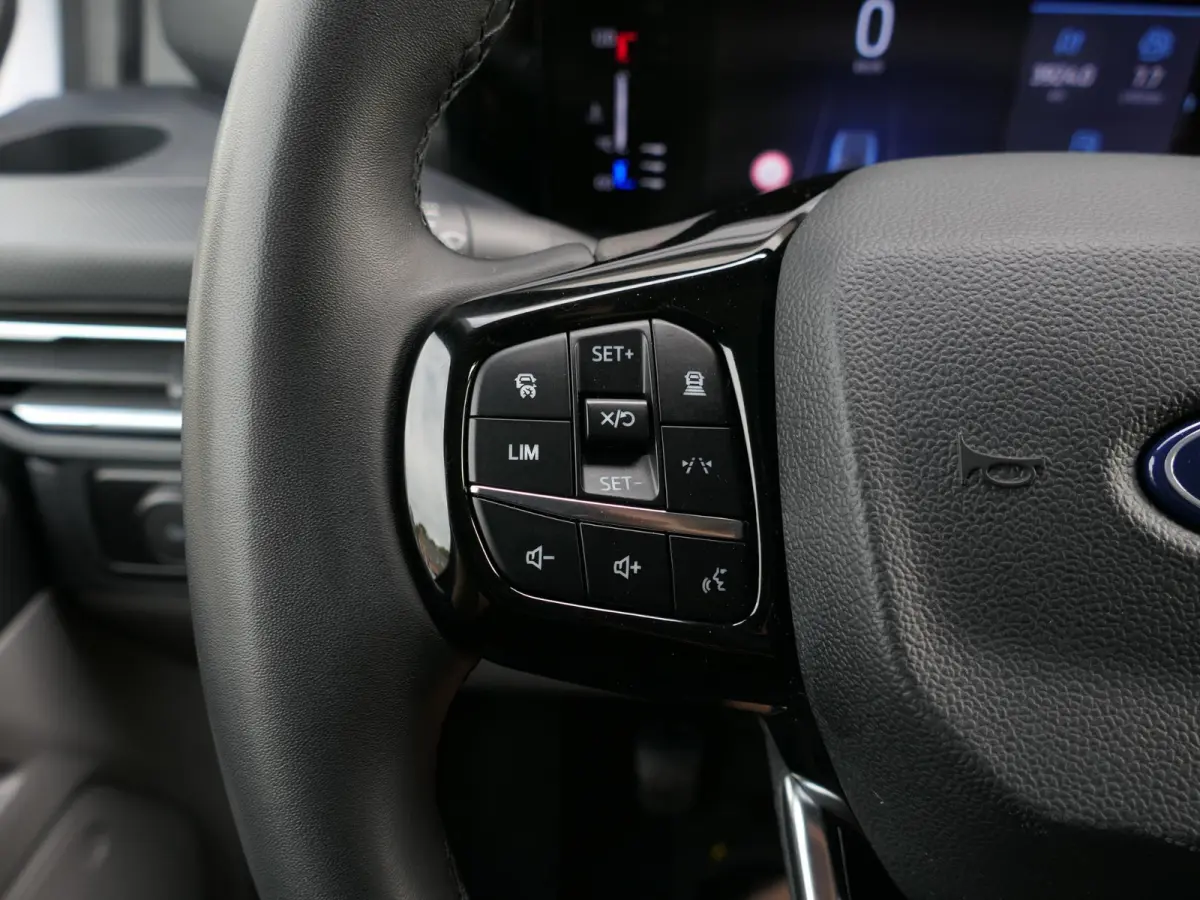 300 2.0 TDCI L1H1 Limited | Apple-/Android Carplay | Stoelverwarming | Dodehoek detectie | ACC | BearLock | Climate control | 3 zits | Groot navigatiescherm | Lichtmetalen velgen