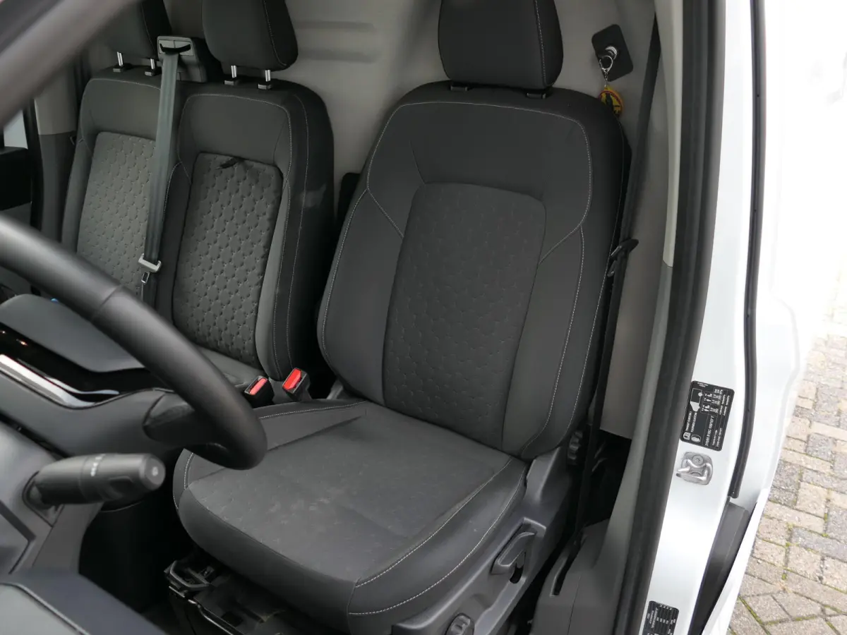 300 2.0 TDCI L1H1 Limited | Apple-/Android Carplay | Stoelverwarming | Dodehoek detectie | ACC | BearLock | Climate control | 3 zits | Groot navigatiescherm | Lichtmetalen velgen