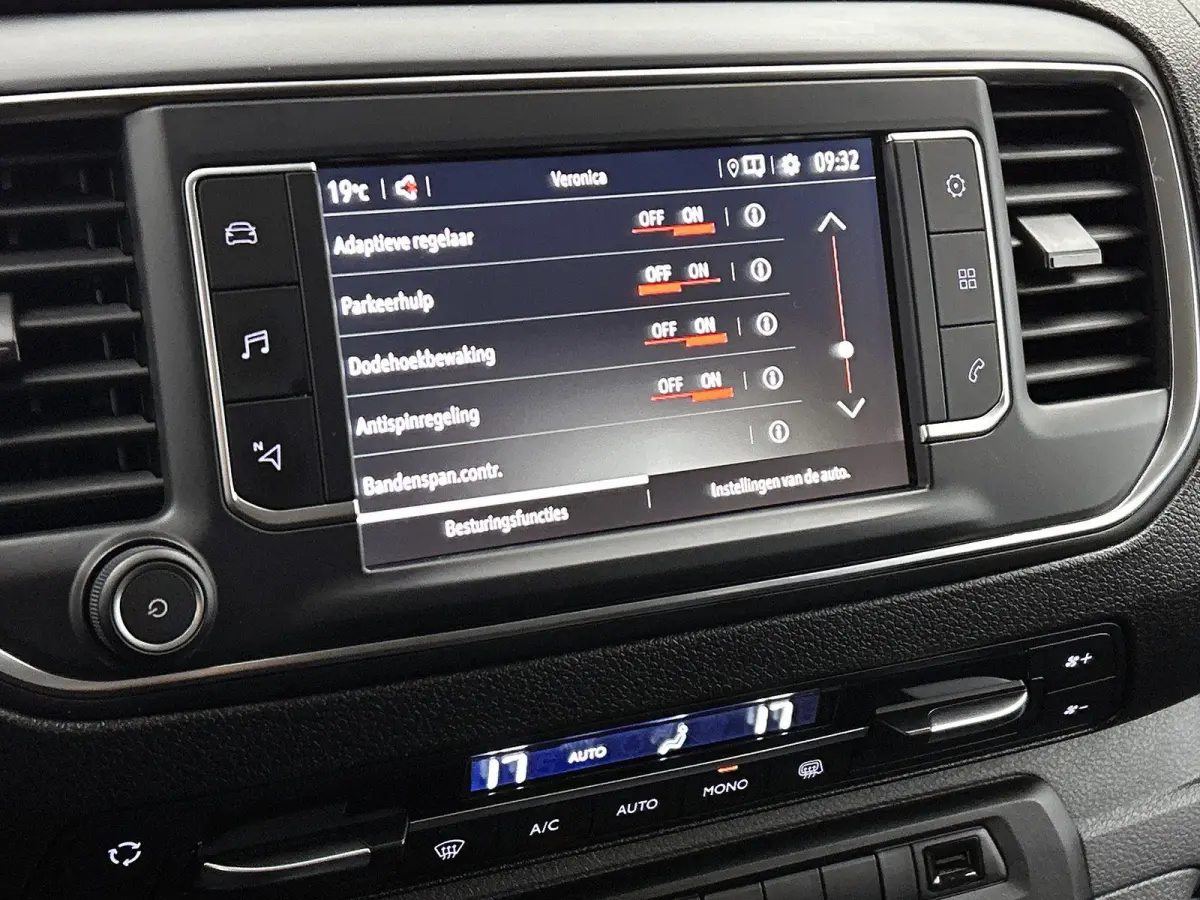 2.0 180pk L2H1 Innovation Automaat | Navigatie | Head-Up Display | Camera | Adaptieve Cruise Control | 17"LMV | Climate Control | Apple Carplay/Android Auto |