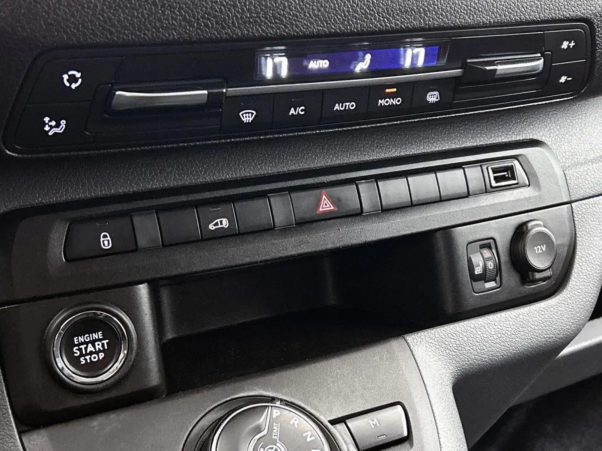 2.0 180pk L2H1 Innovation Automaat | Navigatie | Head-Up Display | Camera | Adaptieve Cruise Control | 17"LMV | Climate Control | Apple Carplay/Android Auto |