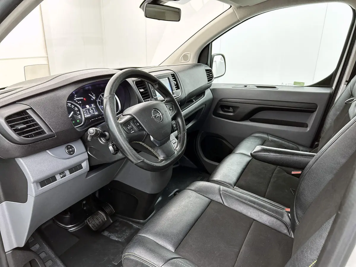 2.0 180pk L2H1 Innovation Automaat | Navigatie | Head-Up Display | Camera | Adaptieve Cruise Control | 17"LMV | Climate Control | Apple Carplay/Android Auto |