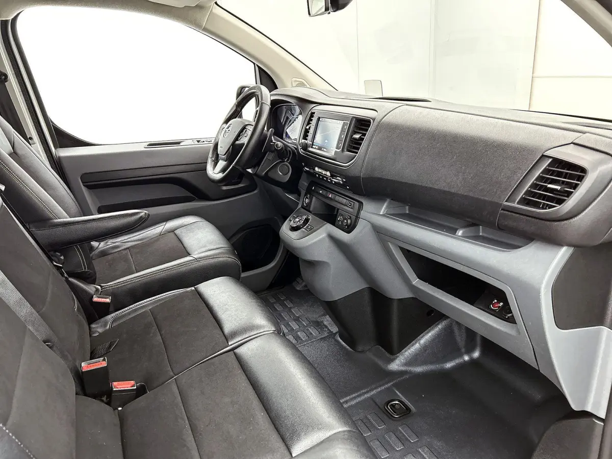 2.0 180pk L2H1 Innovation Automaat | Navigatie | Head-Up Display | Camera | Adaptieve Cruise Control | 17"LMV | Climate Control | Apple Carplay/Android Auto |