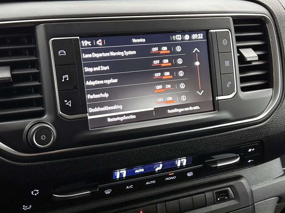 2.0 180pk L2H1 Innovation Automaat | Navigatie | Head-Up Display | Camera | Adaptieve Cruise Control | 17"LMV | Climate Control | Apple Carplay/Android Auto |