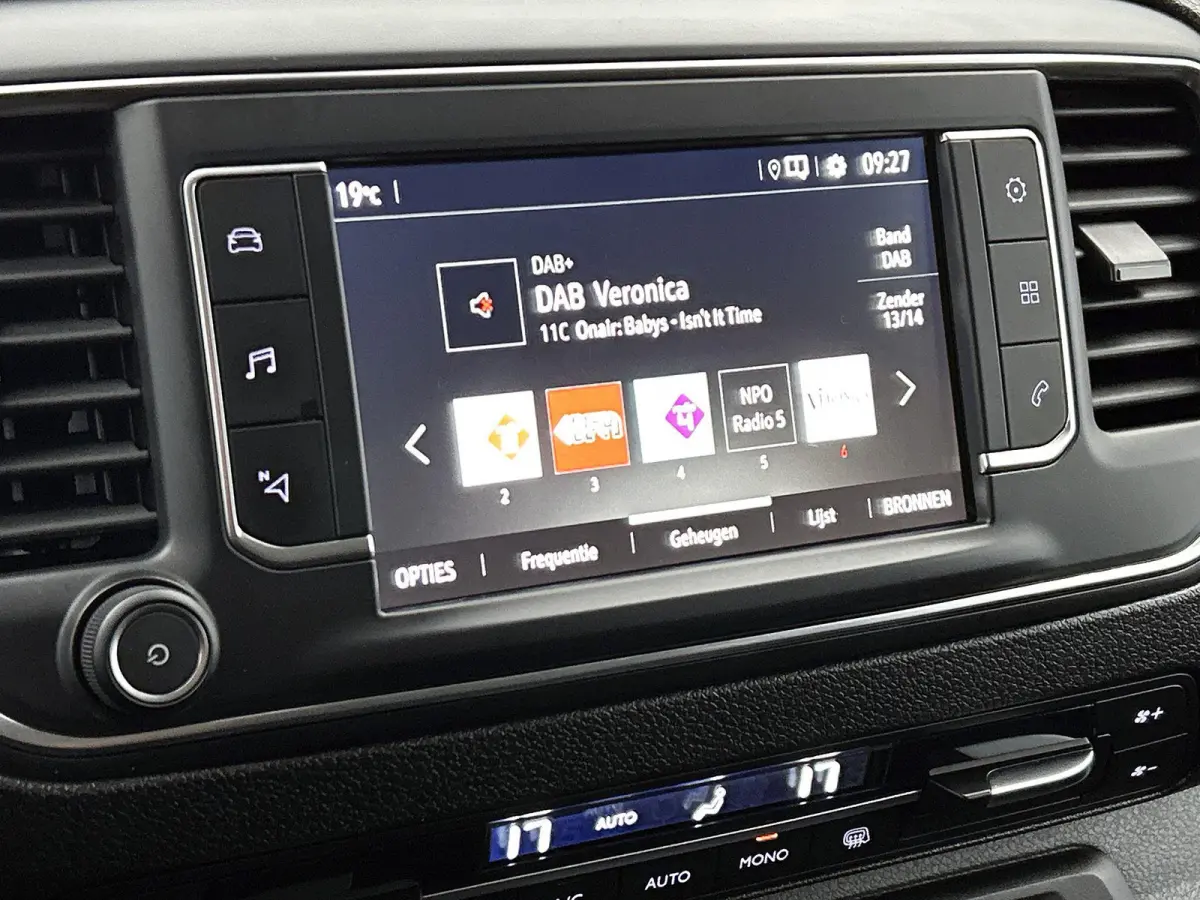 2.0 180pk L2H1 Innovation Automaat | Navigatie | Head-Up Display | Camera | Adaptieve Cruise Control | 17"LMV | Climate Control | Apple Carplay/Android Auto |