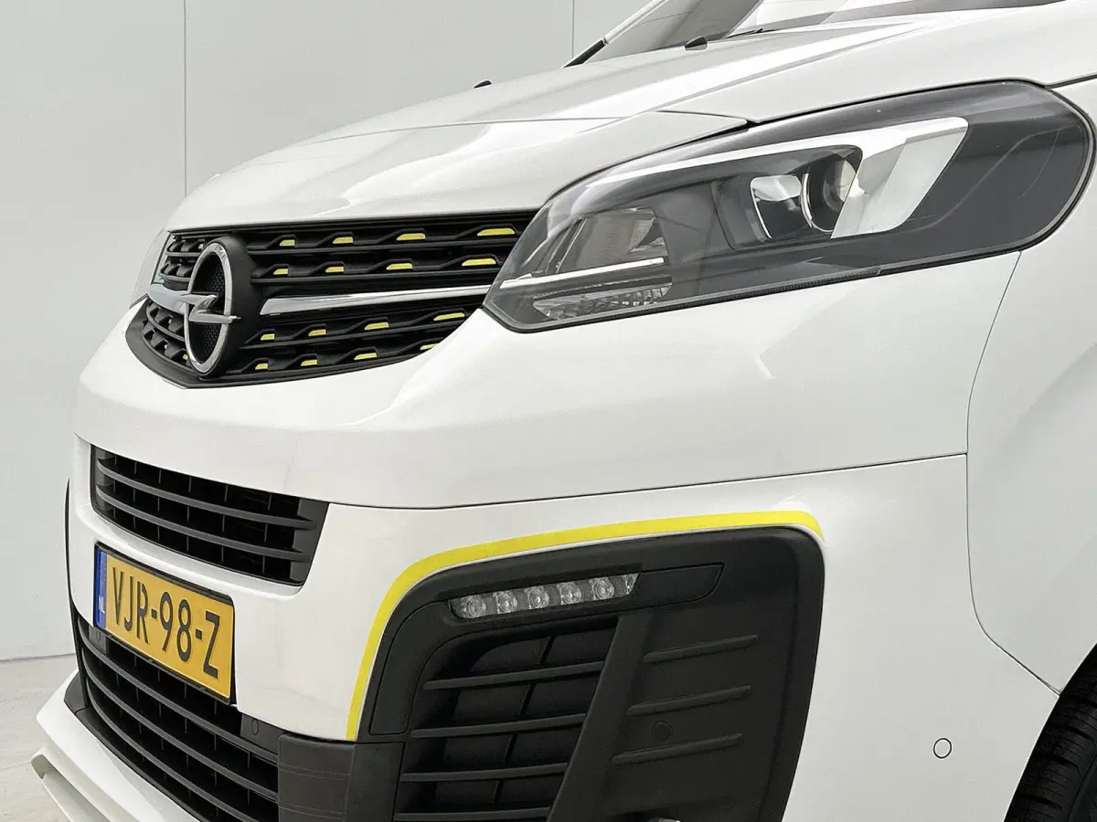 2.0 180pk L2H1 Innovation Automaat | Navigatie | Head-Up Display | Camera | Adaptieve Cruise Control | 17"LMV | Climate Control | Apple Carplay/Android Auto |