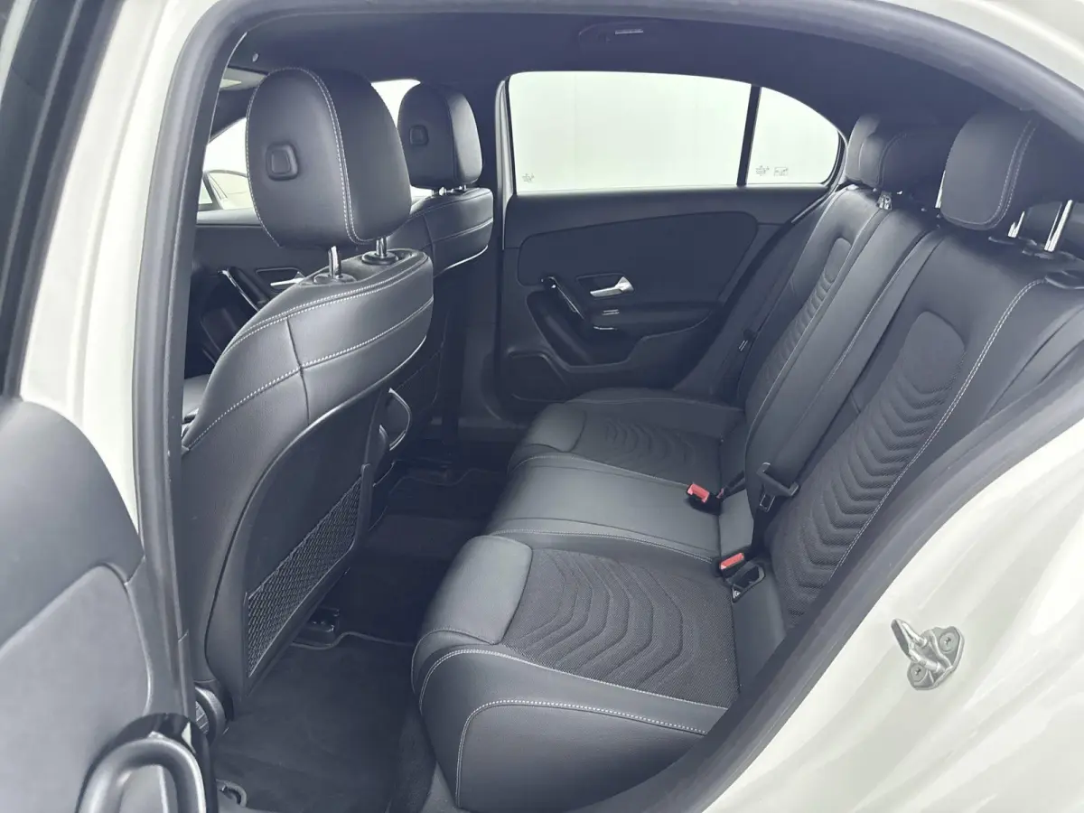 160 Business Solution | Cruise Control | Achteruitrijcamera | Keyless | Lane Assist | lichtmetalen velgen 16"|