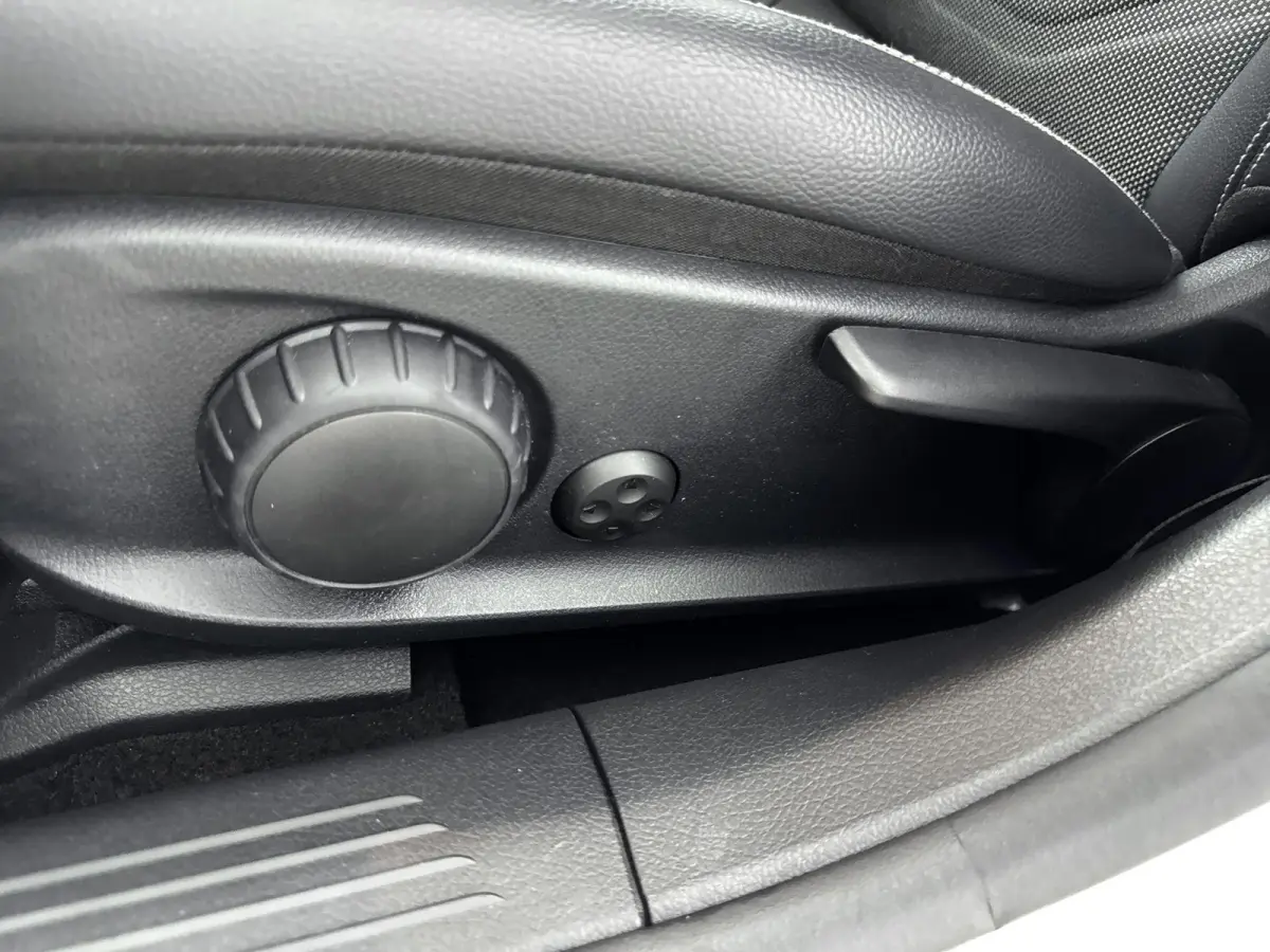 160 Business Solution | Cruise Control | Achteruitrijcamera | Keyless | Lane Assist | lichtmetalen velgen 16"|