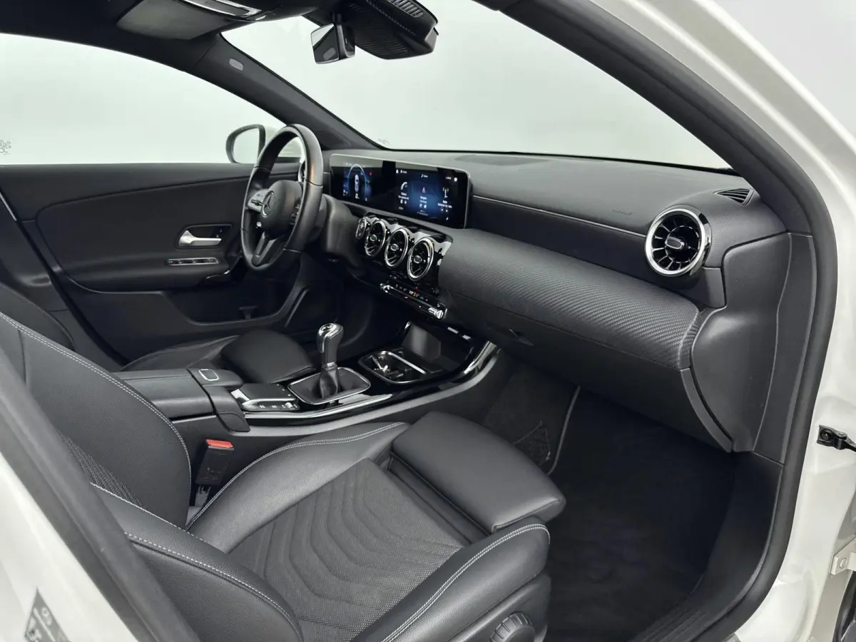 160 Business Solution | Cruise Control | Achteruitrijcamera | Keyless | Lane Assist | lichtmetalen velgen 16"|