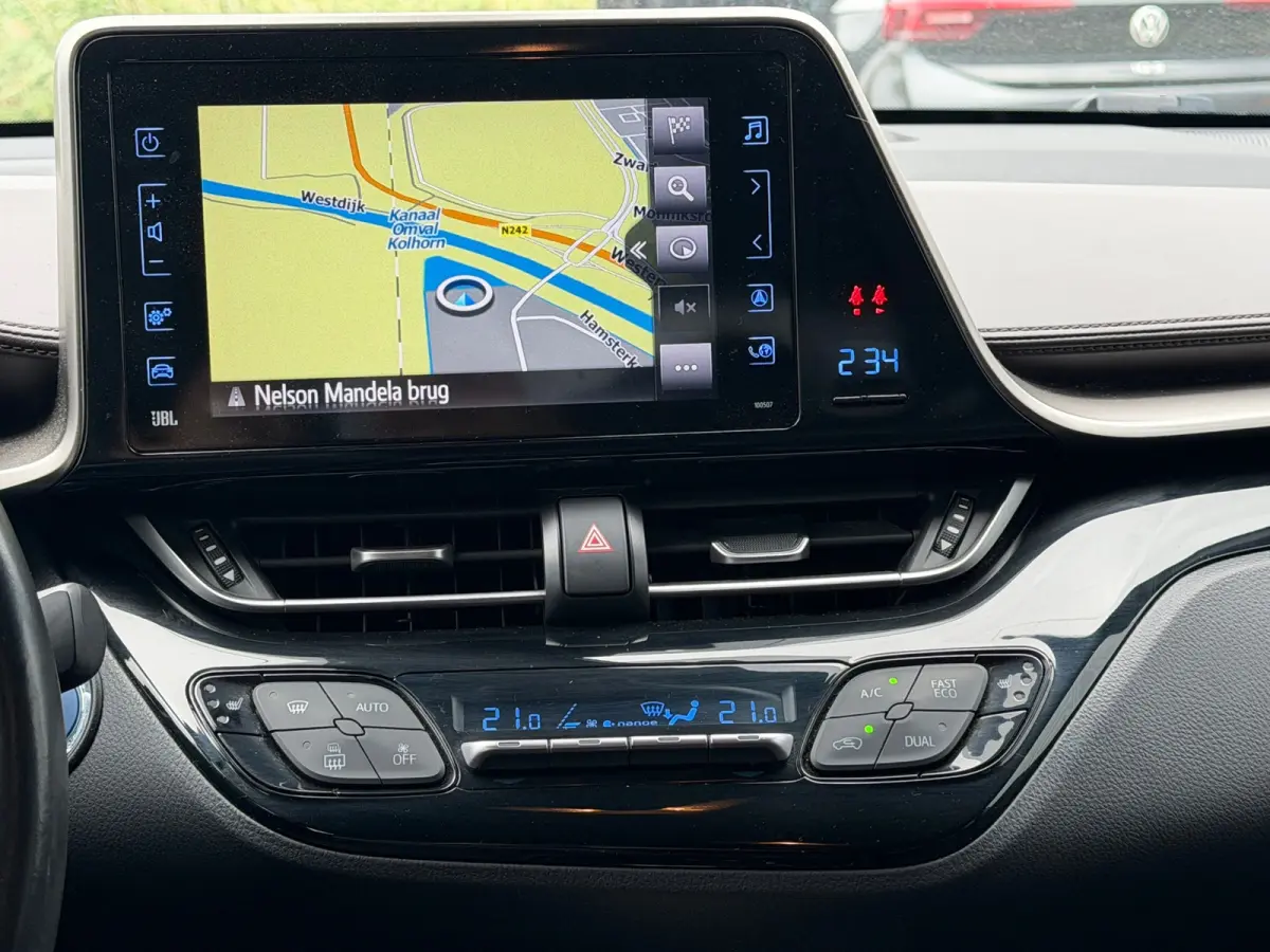 1.8 Hybrid Executive - Phantom Brown - Cruise/Carplay/Camera