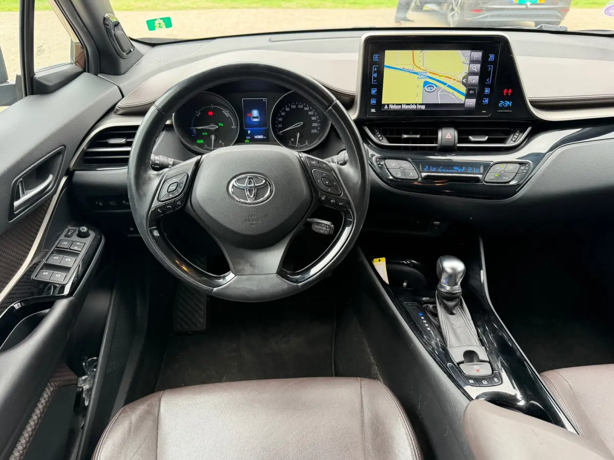 1.8 Hybrid Executive - Phantom Brown - Cruise/Carplay/Camera