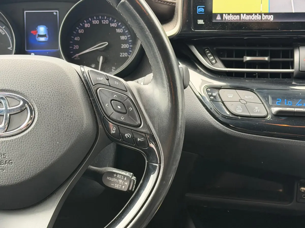 1.8 Hybrid Executive - Phantom Brown - Cruise/Carplay/Camera