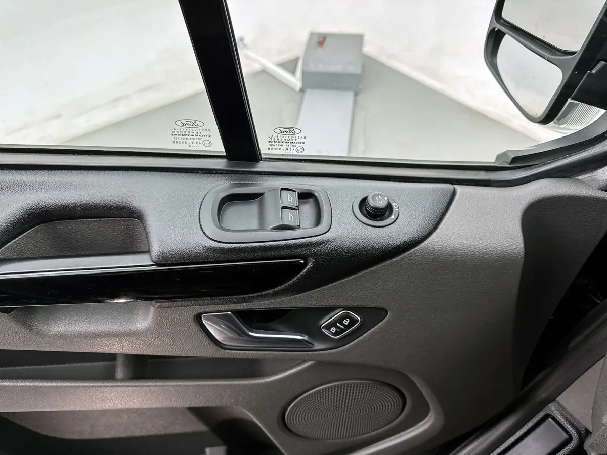 300 2.0 TDCI L2H1 Limited DC 170pk Navigatie Schuifdeur L+R Dubbele cabine Stoelverwarming