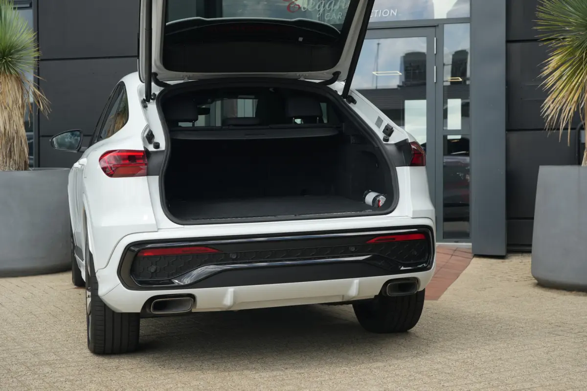 2.0 TFSI e-hybrid quattro S edition Sportback | 299PK | Pano | 360° | 21" | Keyless | S Line | Tech Plus | Audi Q5 Sportback S edition 299 PK Plug-in Hybrid met 2.0 viercilinder, panoramada