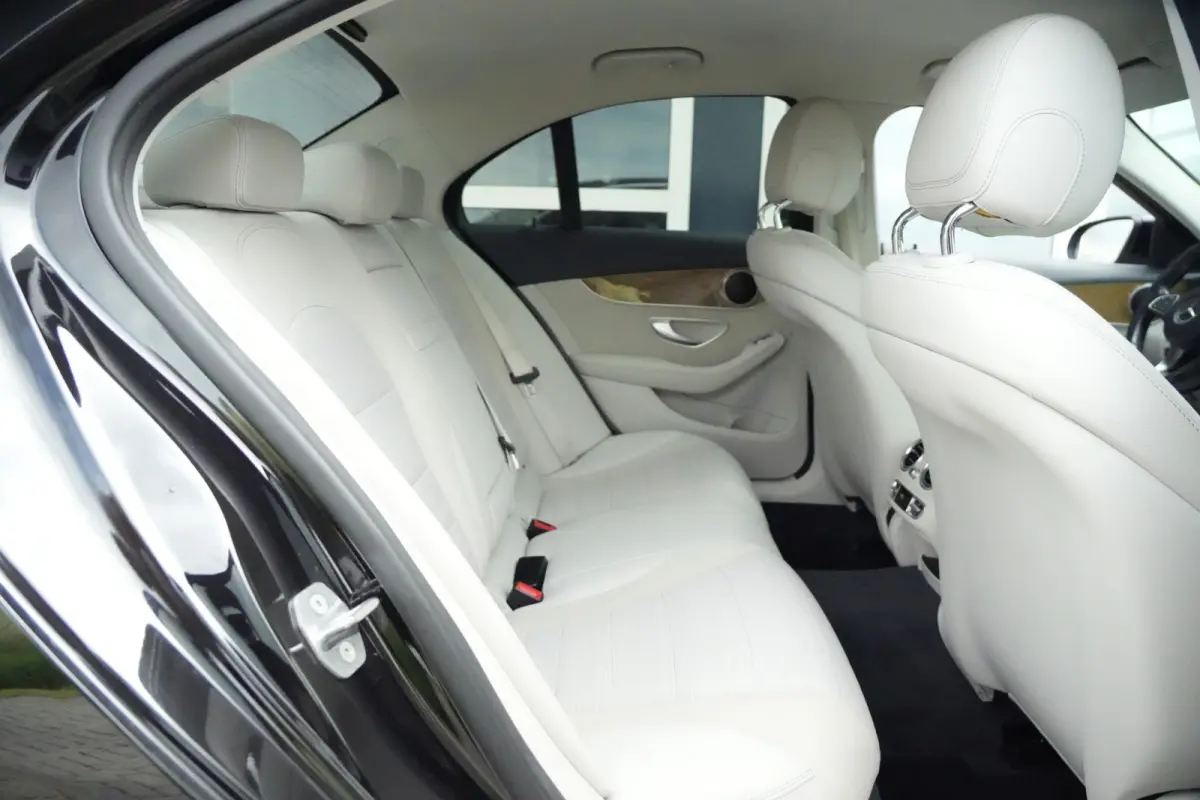 350 e Lease Edition | 279PK | Navi | Trekhaak | AIRMATIC | Camera | Mercedes-Benz C-Klasse 350 e Lease Edition 279 PK Plug-in Hybrid met 2.0 viercilinder, navigatie, afneembare trekhaak, AIR