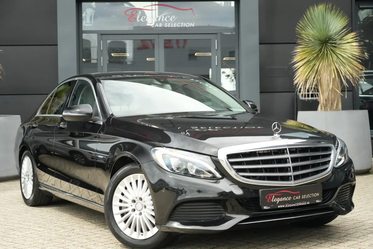 350 e Lease Edition | 279PK | Navi | Trekhaak | AIRMATIC | Camera | Mercedes-Benz C-Klasse 350 e Lease Edition 279 PK Plug-in Hybrid met 2.0 viercilinder, navigatie, afneembare trekhaak, AIR