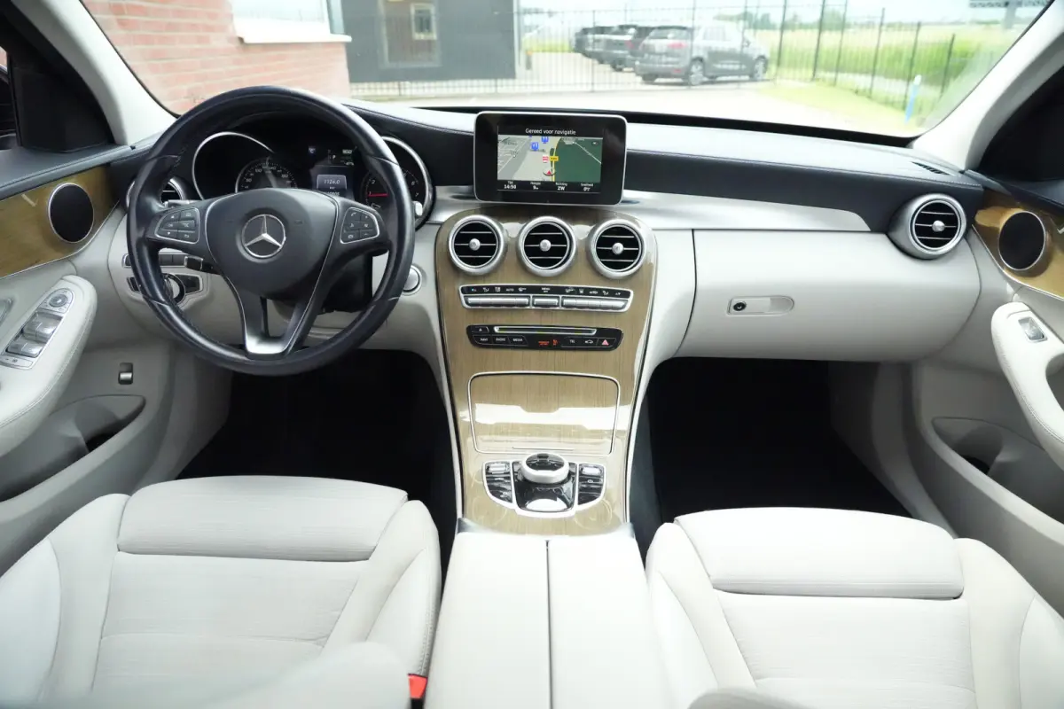 350 e Lease Edition | 279PK | Navi | Trekhaak | AIRMATIC | Camera | Mercedes-Benz C-Klasse 350 e Lease Edition 279 PK Plug-in Hybrid met 2.0 viercilinder, navigatie, afneembare trekhaak, AIR