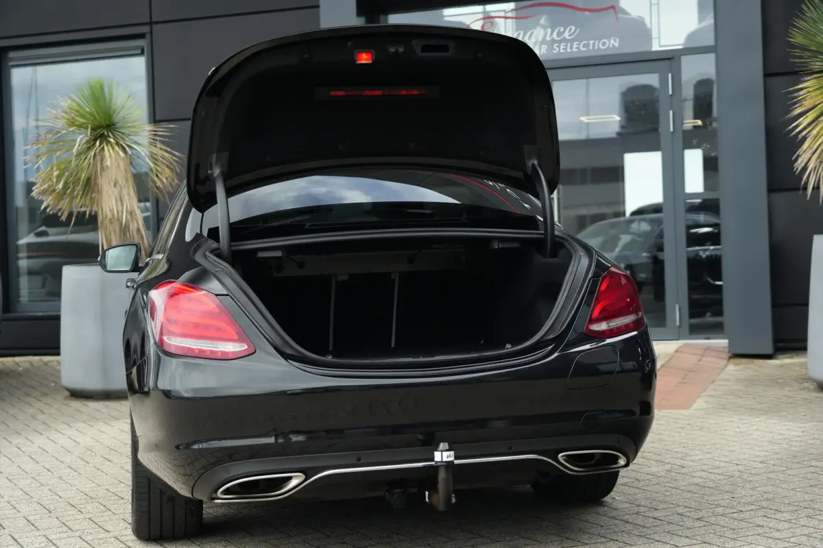 350 e Lease Edition | 279PK | Navi | Trekhaak | AIRMATIC | Camera | Mercedes-Benz C-Klasse 350 e Lease Edition 279 PK Plug-in Hybrid met 2.0 viercilinder, navigatie, afneembare trekhaak, AIR