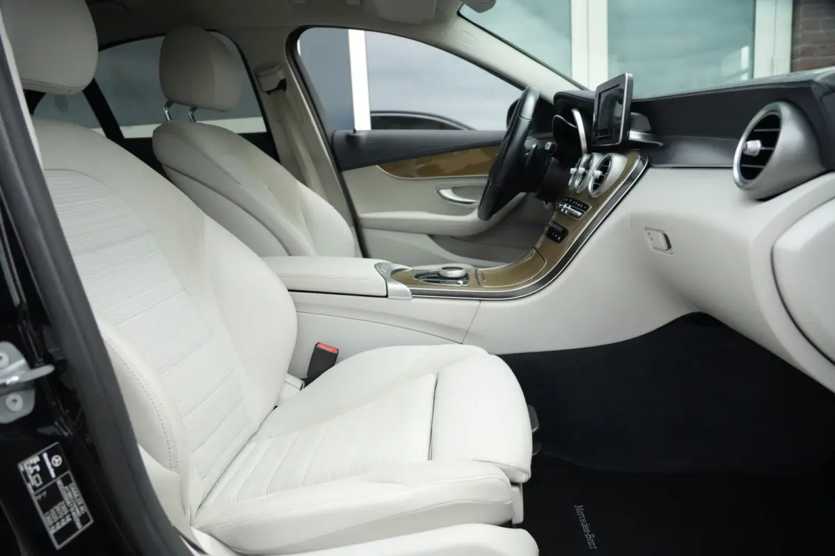 350 e Lease Edition | 279PK | Navi | Trekhaak | AIRMATIC | Camera | Mercedes-Benz C-Klasse 350 e Lease Edition 279 PK Plug-in Hybrid met 2.0 viercilinder, navigatie, afneembare trekhaak, AIR