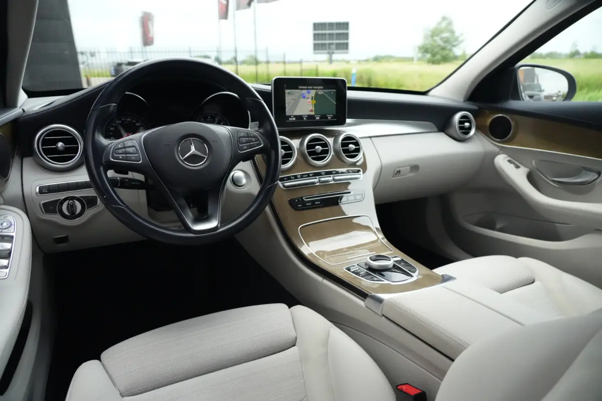 350 e Lease Edition | 279PK | Navi | Trekhaak | AIRMATIC | Camera | Mercedes-Benz C-Klasse 350 e Lease Edition 279 PK Plug-in Hybrid met 2.0 viercilinder, navigatie, afneembare trekhaak, AIR