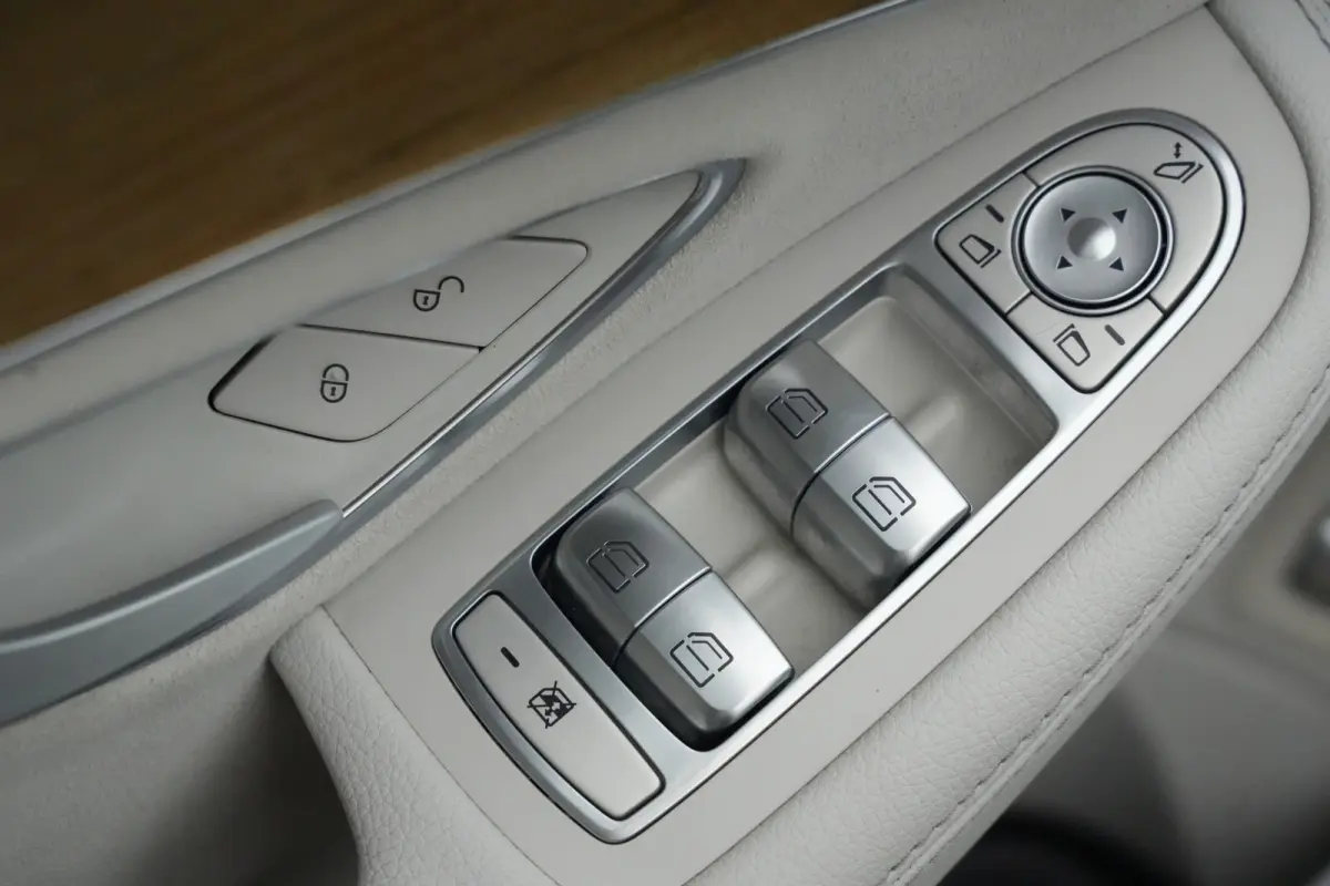 350 e Lease Edition | 279PK | Navi | Trekhaak | AIRMATIC | Camera | Mercedes-Benz C-Klasse 350 e Lease Edition 279 PK Plug-in Hybrid met 2.0 viercilinder, navigatie, afneembare trekhaak, AIR