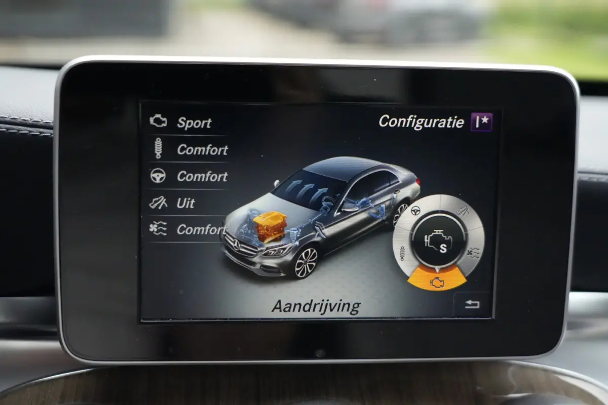 350 e Lease Edition | 279PK | Navi | Trekhaak | AIRMATIC | Camera | Mercedes-Benz C-Klasse 350 e Lease Edition 279 PK Plug-in Hybrid met 2.0 viercilinder, navigatie, afneembare trekhaak, AIR