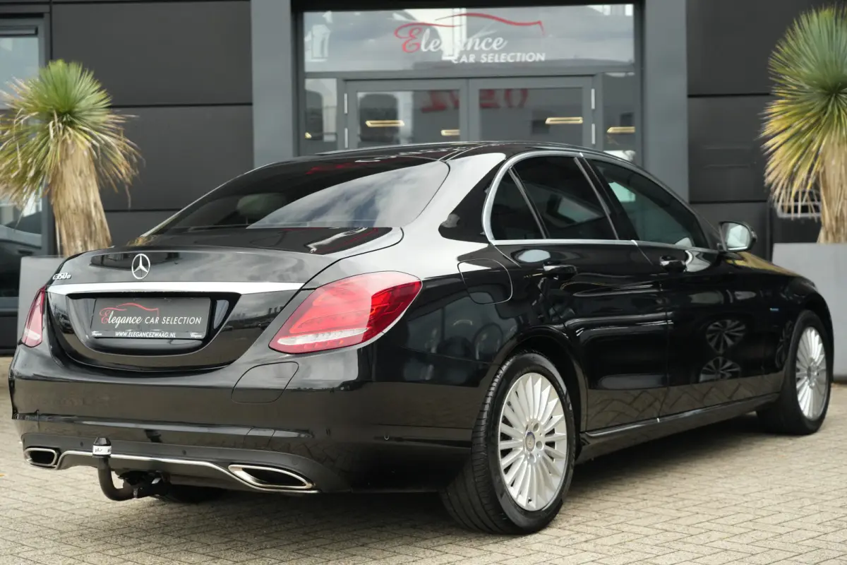 350 e Lease Edition | 279PK | Navi | Trekhaak | AIRMATIC | Camera | Mercedes-Benz C-Klasse 350 e Lease Edition 279 PK Plug-in Hybrid met 2.0 viercilinder, navigatie, afneembare trekhaak, AIR
