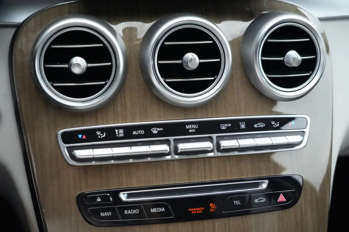 350 e Lease Edition | 279PK | Navi | Trekhaak | AIRMATIC | Camera | Mercedes-Benz C-Klasse 350 e Lease Edition 279 PK Plug-in Hybrid met 2.0 viercilinder, navigatie, afneembare trekhaak, AIR