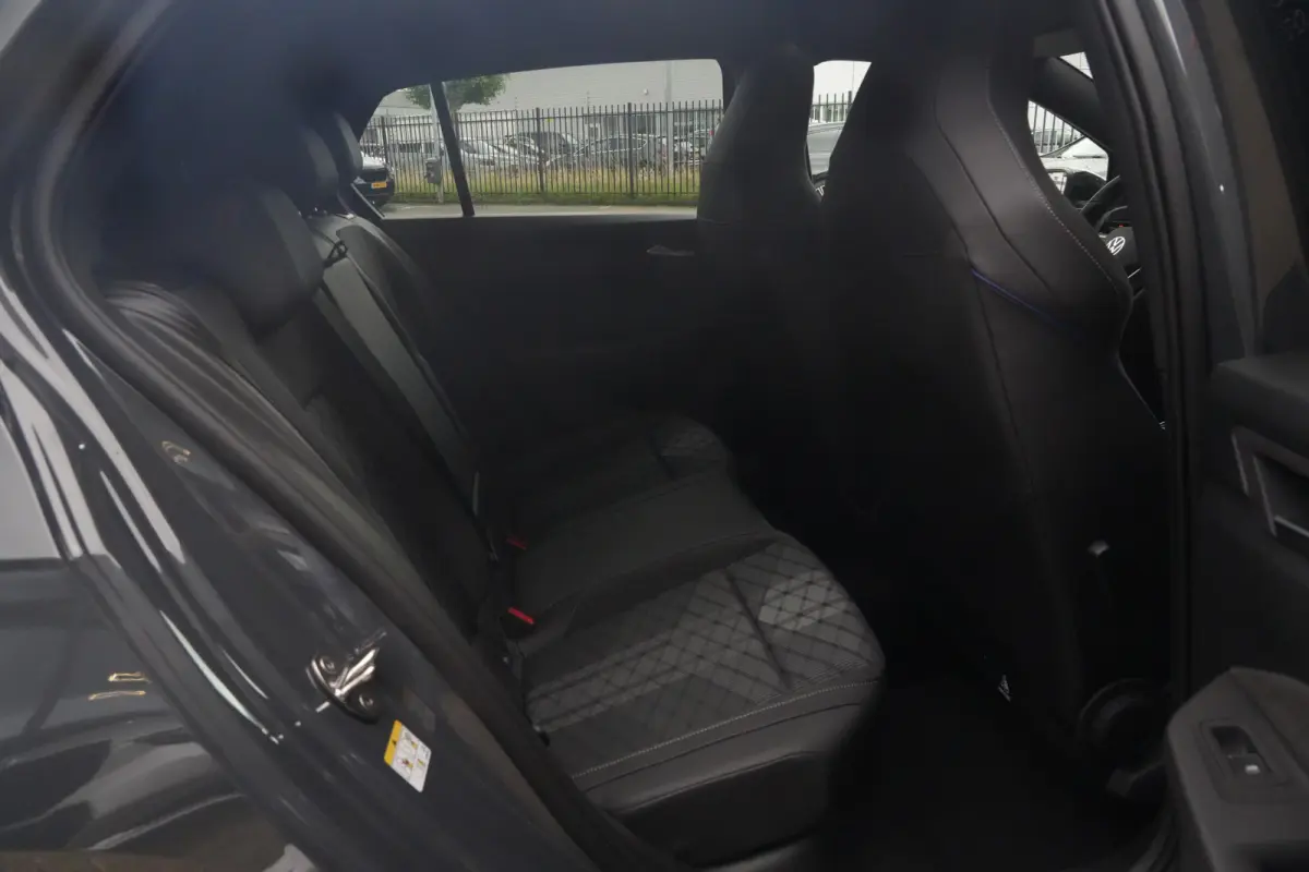1.5 eTSI R-Line Edition | 150 PK | DSG | PANO | 360° | Adaptive Cruise Control | Sportief, modern en bijzonder compleet: deze Volkswagen Golf 1.5 eTSI R-Line uit 2026 combineert de sportiev