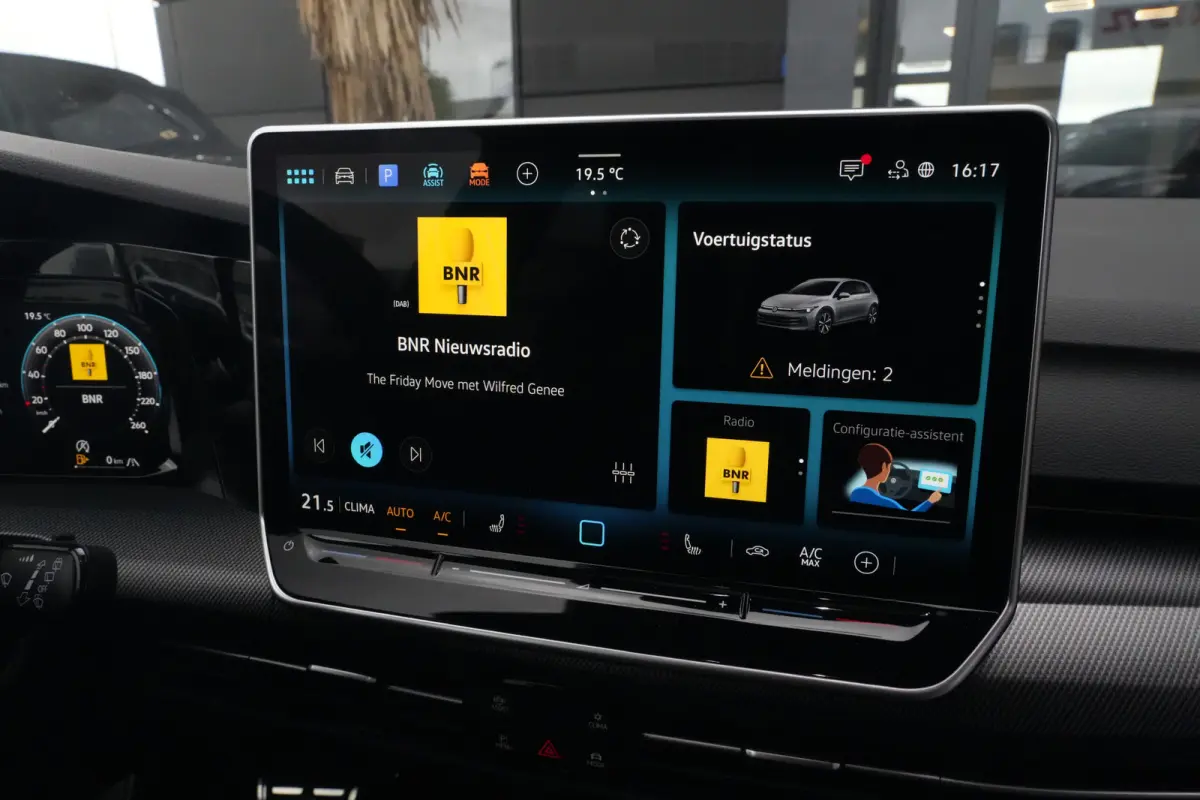 1.5 eTSI R-Line Edition | 150 PK | DSG | PANO | 360° | Adaptive Cruise Control | Sportief, modern en bijzonder compleet: deze Volkswagen Golf 1.5 eTSI R-Line uit 2026 combineert de sportiev