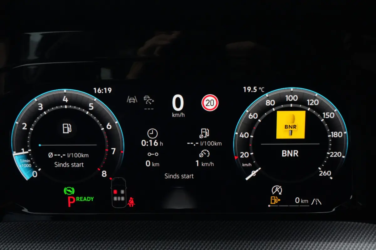 1.5 eTSI R-Line Edition | 150 PK | DSG | PANO | 360° | Adaptive Cruise Control | Sportief, modern en bijzonder compleet: deze Volkswagen Golf 1.5 eTSI R-Line uit 2026 combineert de sportiev