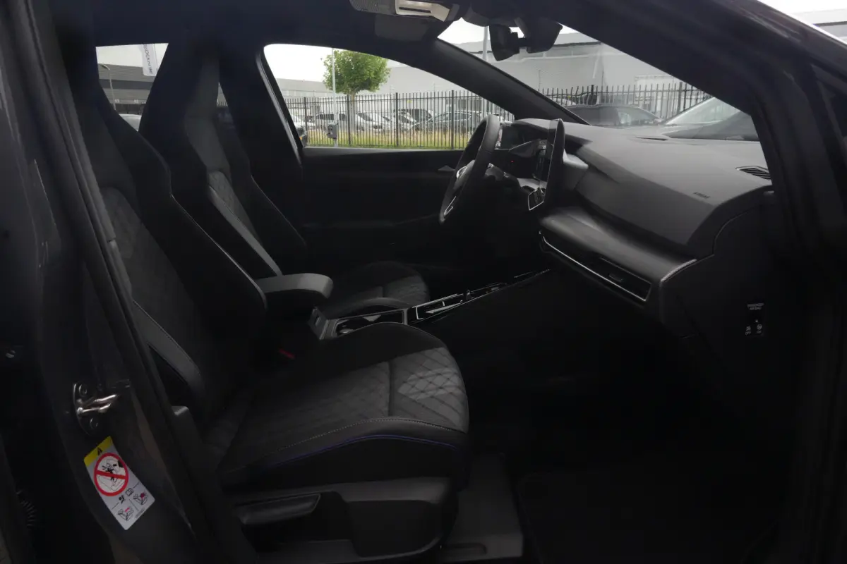 1.5 eTSI R-Line Edition | 150 PK | DSG | PANO | 360° | Adaptive Cruise Control | Sportief, modern en bijzonder compleet: deze Volkswagen Golf 1.5 eTSI R-Line uit 2026 combineert de sportiev