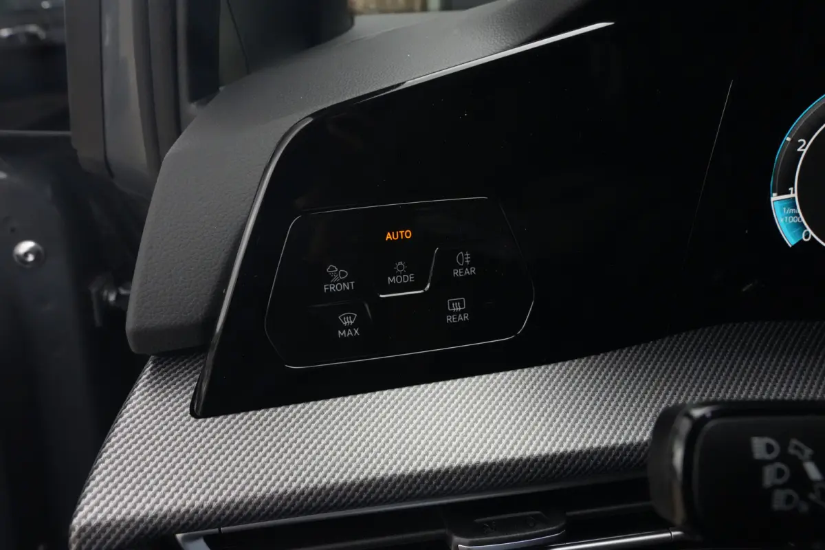 1.5 eTSI R-Line Edition | 150 PK | DSG | PANO | 360° | Adaptive Cruise Control | Sportief, modern en bijzonder compleet: deze Volkswagen Golf 1.5 eTSI R-Line uit 2026 combineert de sportiev