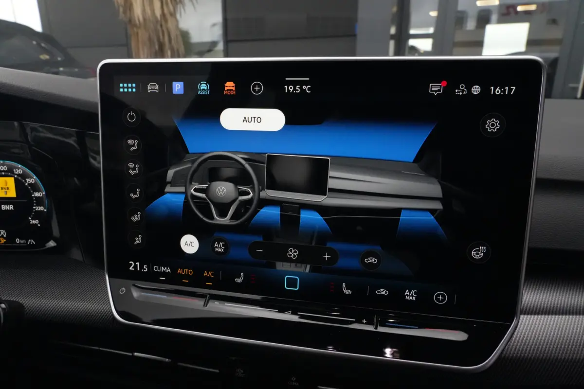 1.5 eTSI R-Line Edition | 150 PK | DSG | PANO | 360° CAMERA | LED | ACC Sportief, modern en bijzonder compleet: deze Volkswagen Golf 1.5 eTSI R-Line uit 2026 combineert de sportieve uitstra