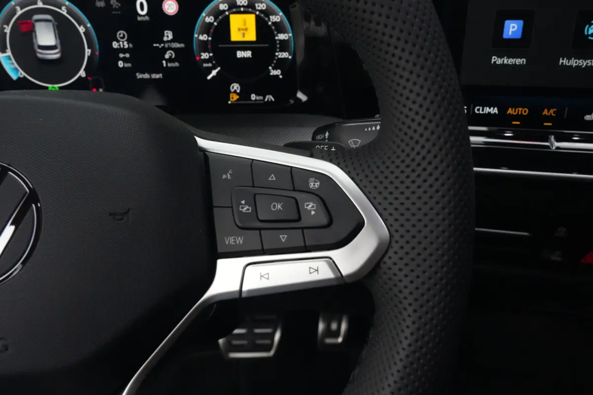1.5 eTSI R-Line Edition | 150 PK | DSG | PANO | 360° CAMERA | LED | ACC Sportief, modern en bijzonder compleet: deze Volkswagen Golf 1.5 eTSI R-Line uit 2026 combineert de sportieve uitstra