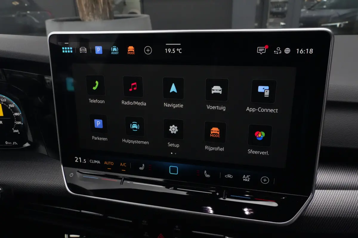 1.5 eTSI R-Line Edition | 150 PK | DSG | PANO | 360° CAMERA | LED | ACC Sportief, modern en bijzonder compleet: deze Volkswagen Golf 1.5 eTSI R-Line uit 2026 combineert de sportieve uitstra
