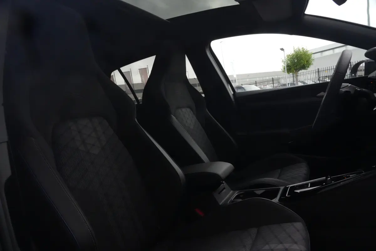 1.5 eTSI R-Line Edition | 150 PK | DSG | PANO | 360° CAMERA | LED | ACC Sportief, modern en bijzonder compleet: deze Volkswagen Golf 1.5 eTSI R-Line uit 2026 combineert de sportieve uitstra